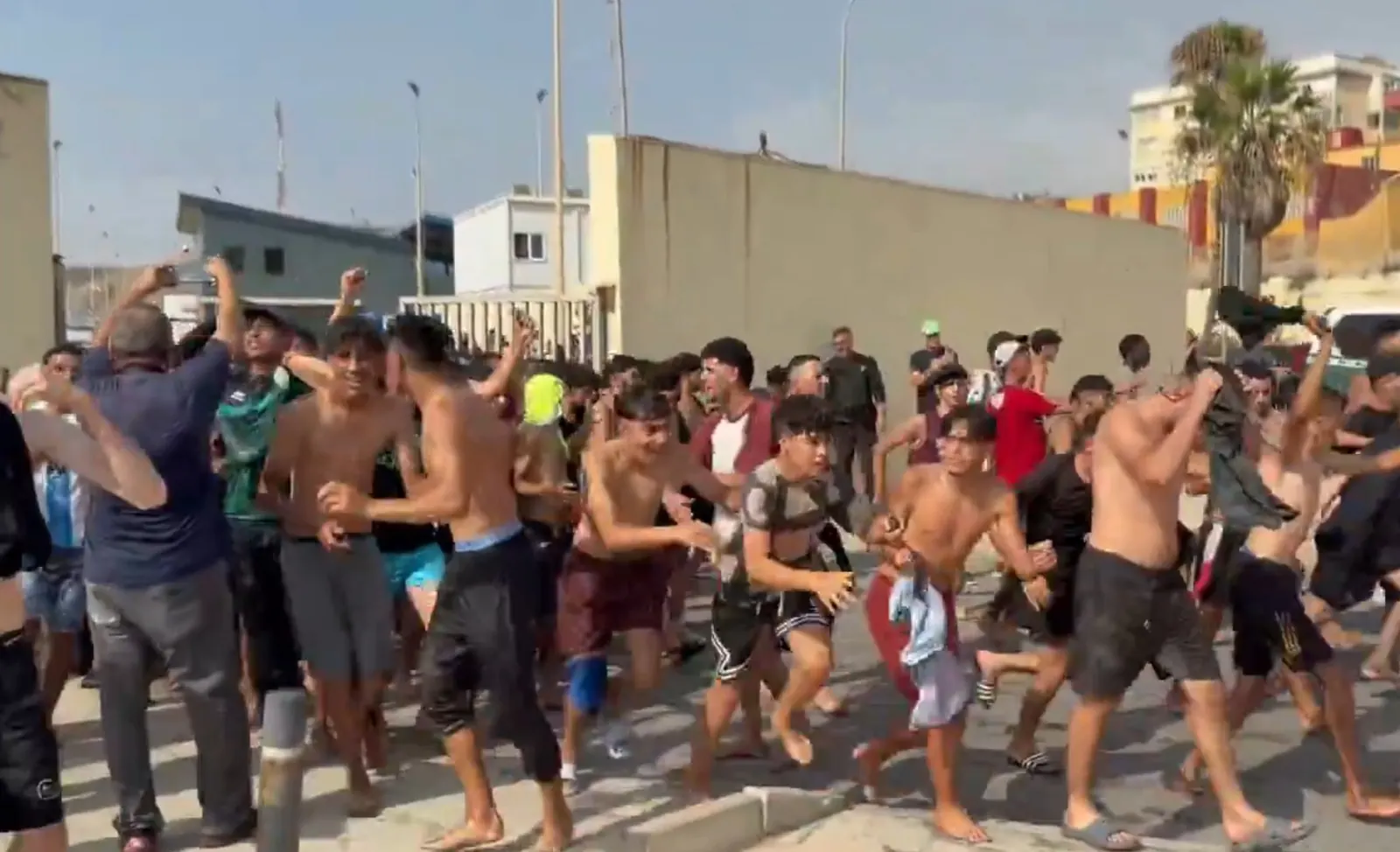 Migrantes cruzando la frontera de Ceuta desde Marruecos en julio de 2026
