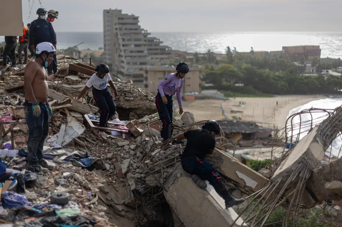 Damnificados por terremotos en Venezuela recibiendo ayuda humanitaria en un campamento temporal.
