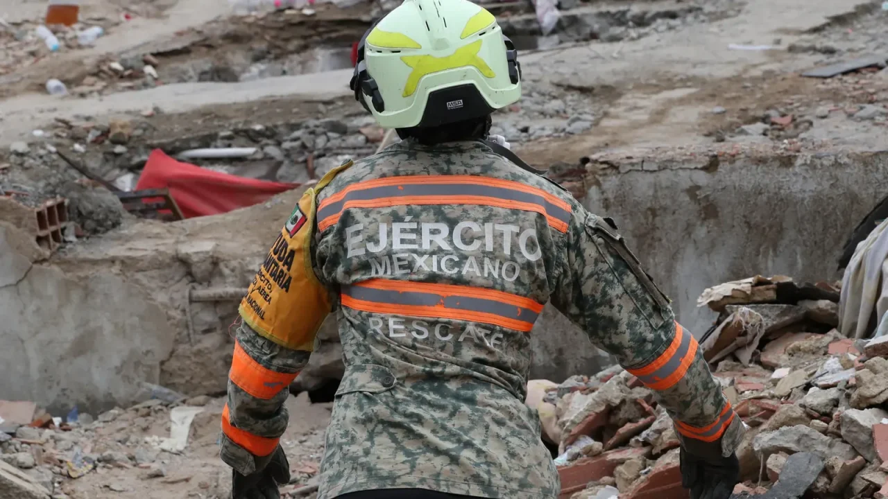 Misión mexicana de rescate recupera 92 cuerpos y asiste en zonas de desastre en Venezuela