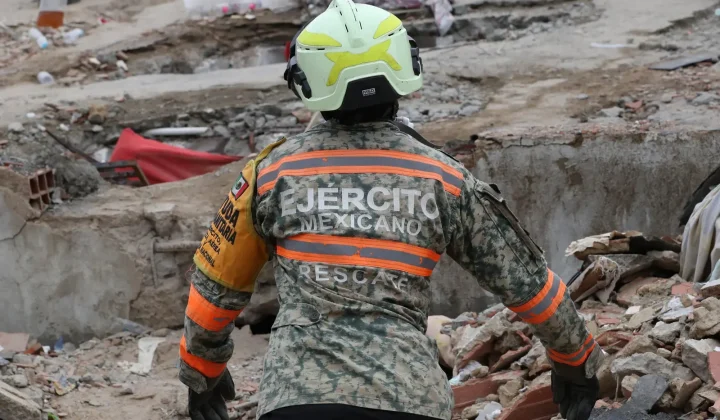 Misión mexicana de rescate recupera 92 cuerpos y asiste en zonas de desastre en Venezuela