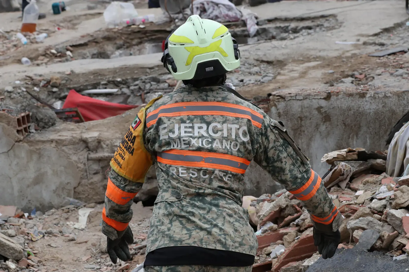 Equipos de rescate mexicanos trabajan en zonas afectadas por terremotos en Venezuela.