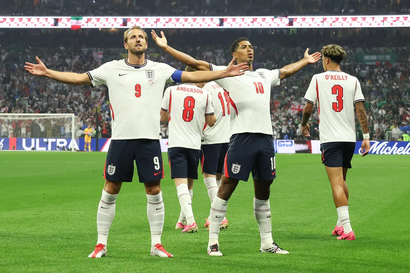 Jugadores de la selección de Inglaterra festejando un gol contra México en el Estadio Azteca durante el Mundial 2026.