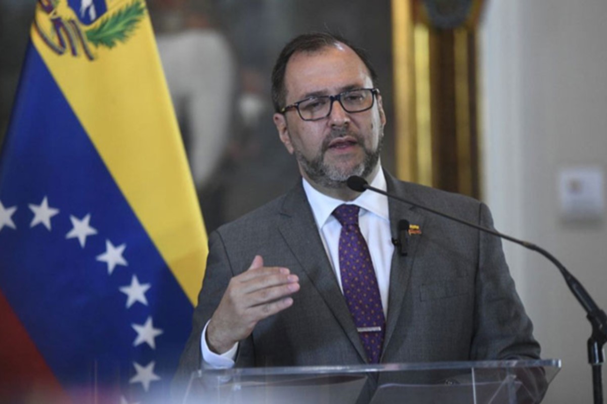 El canciller de Venezuela, Yván Gil, durante una conferencia de prensa donde se abordaron temas de reconstrucción nacional.
