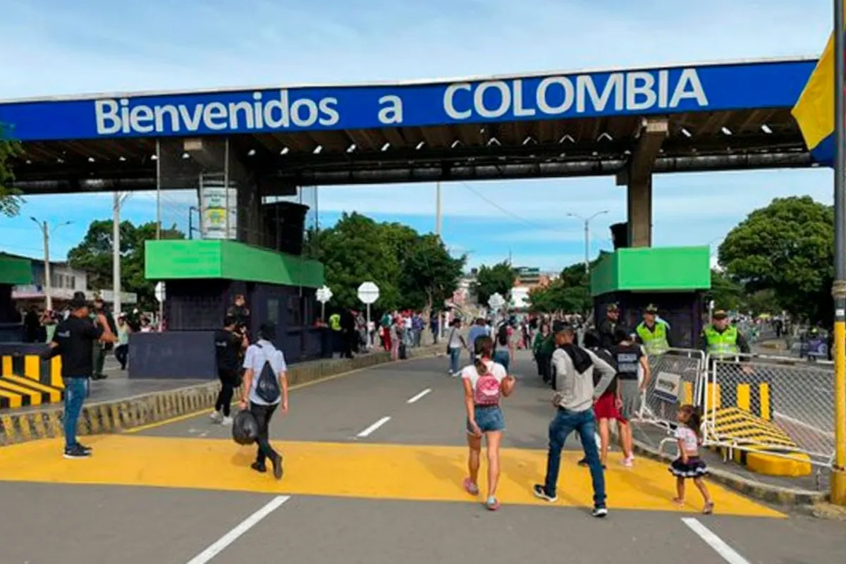 Edificio de la Corte Constitucional de Colombia con la bandera de Venezuela ondeando al frente.
