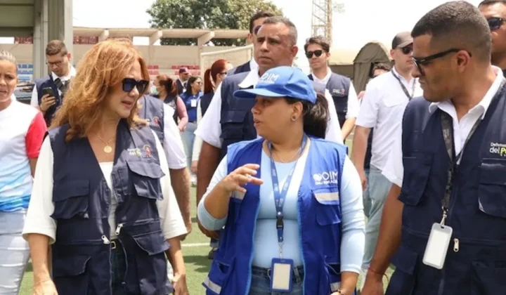 Defensoría del Pueblo supervisa campamentos y centros de acopio en La Guaira para afectados por sismos