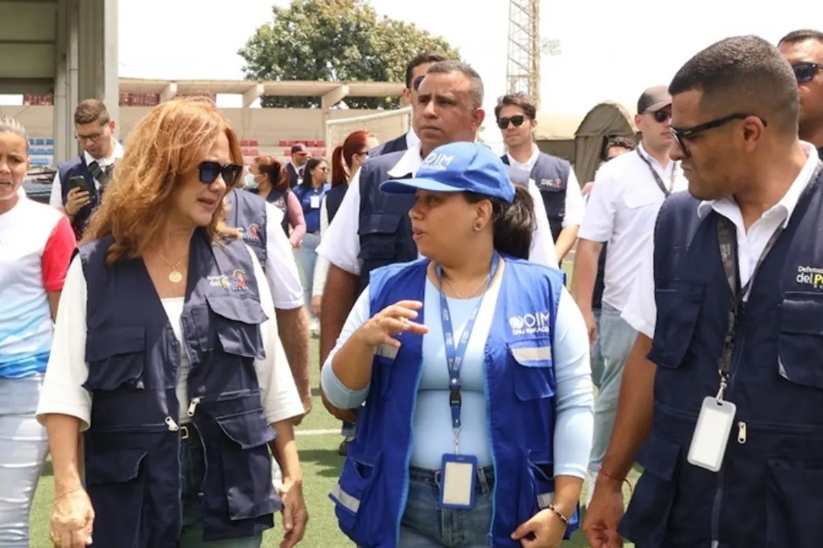 Funcionarios de la Defensoría del Pueblo de Venezuela inspeccionan campamentos y centros de acopio en La Guaira, instalados para la atención de personas afectadas por terremotos.
