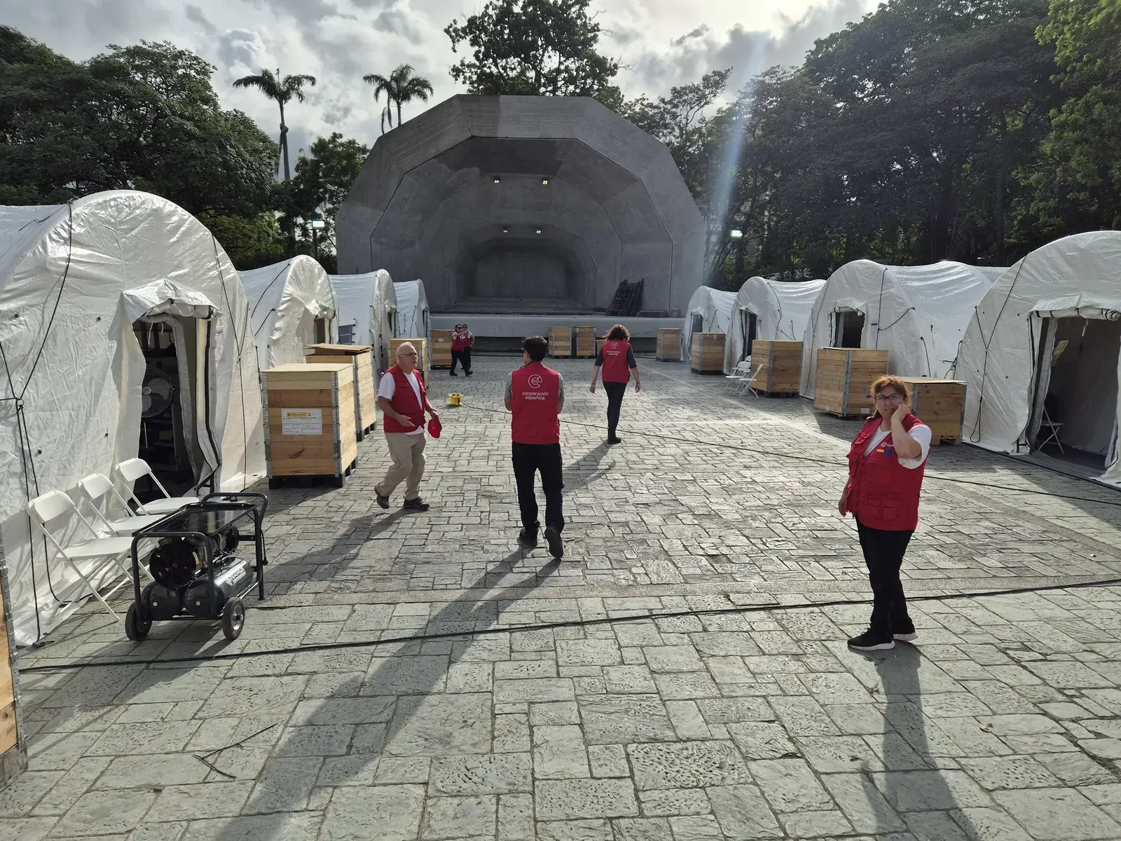 Personal sanitario del hospital de campaña START de la AECID atiende a pacientes en el Parque del Este de Caracas durante la misión humanitaria tras los terremotos de junio de