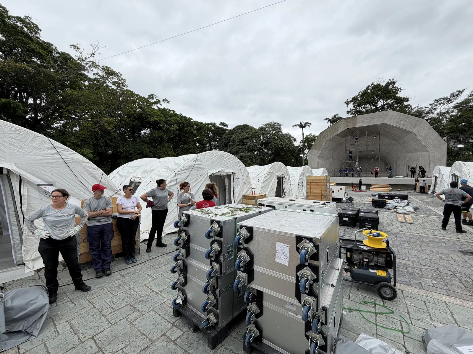 Hospital de campaña modular instalado en el Parque del Este, Caracas, con personal médico atendiendo.