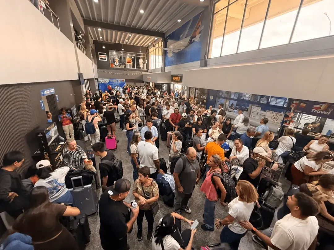 Pasajeros haciendo fila en el Aeropuerto Arturo Michelena de Valencia, Venezuela, debido a la reprogramación de vuelos.