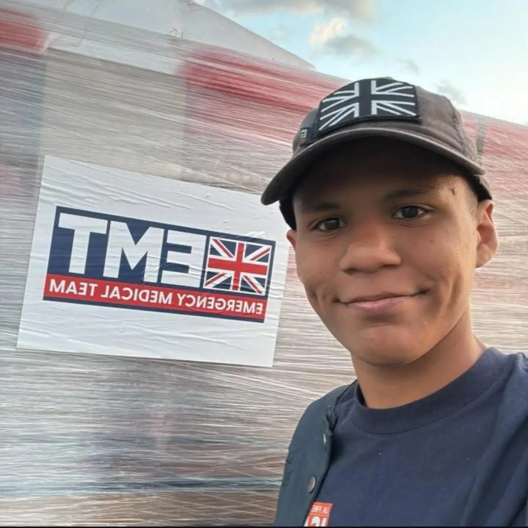 Equipos de rescate internacionales colaborando en tareas de búsqueda y salvamento en La Guaira, Venezuela, con un joven intérprete venezolano presente.