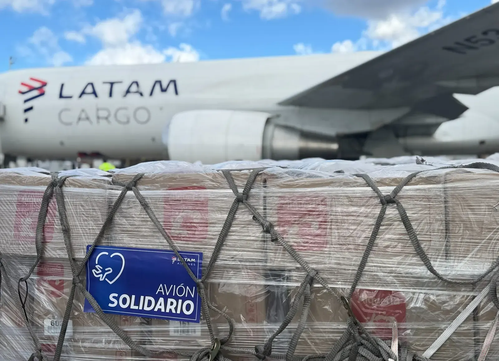 Avión de carga de LATAM Airlines siendo descargado con ayuda humanitaria.