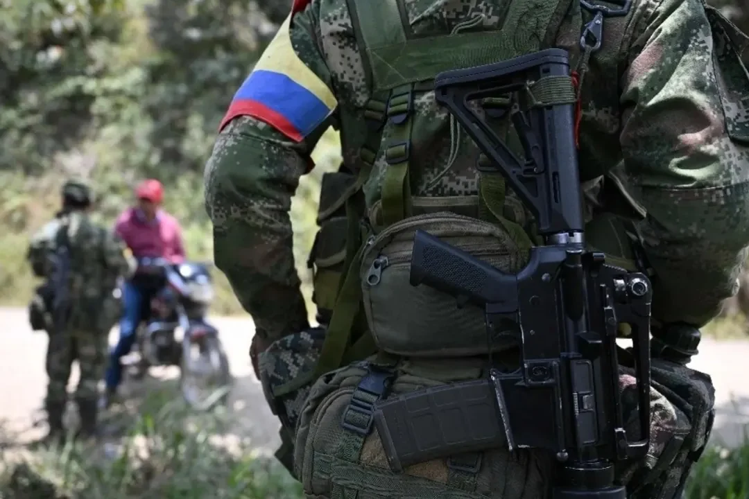 Un juez colombiano ha ordenado al presidente Gustavo Petro suspender los bombardeos contra grupos armados ilegales en el departamento de Ara