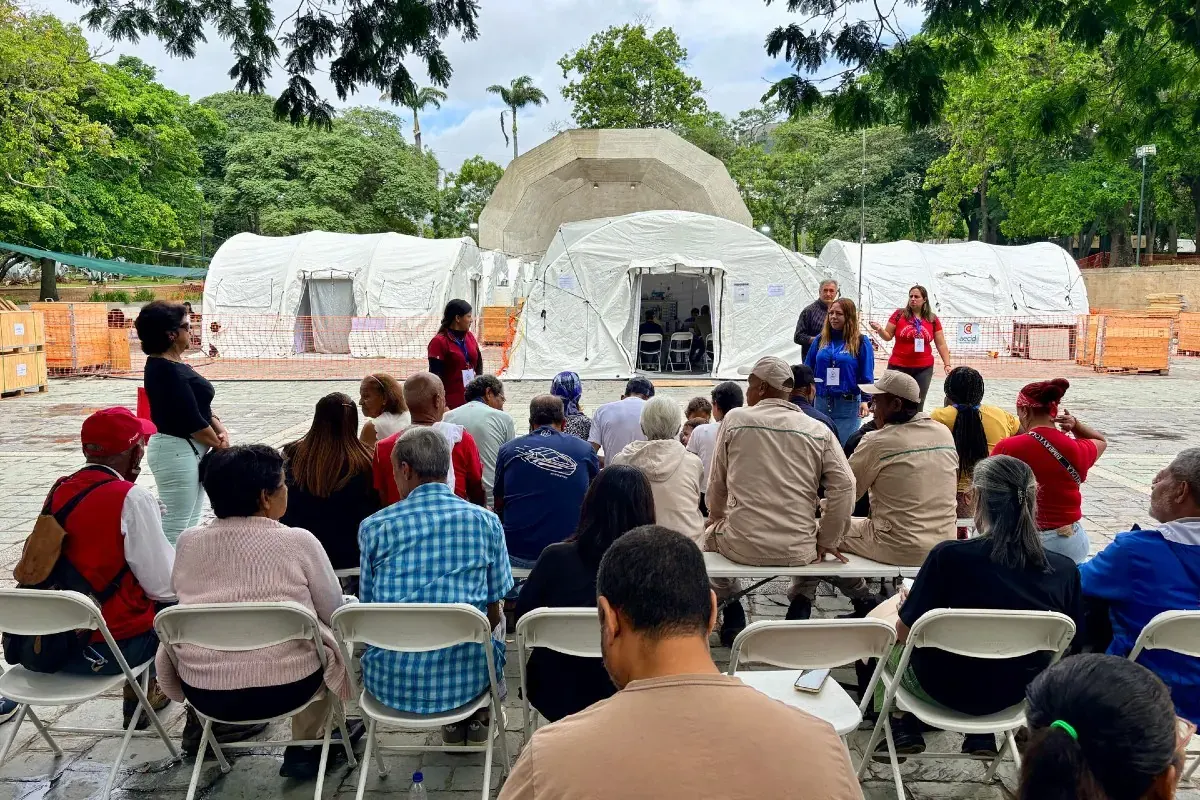 Voluntarios de Mi Convive asistiendo a damnificados en un refugio temporal tras los sismos de junio en Venezuela