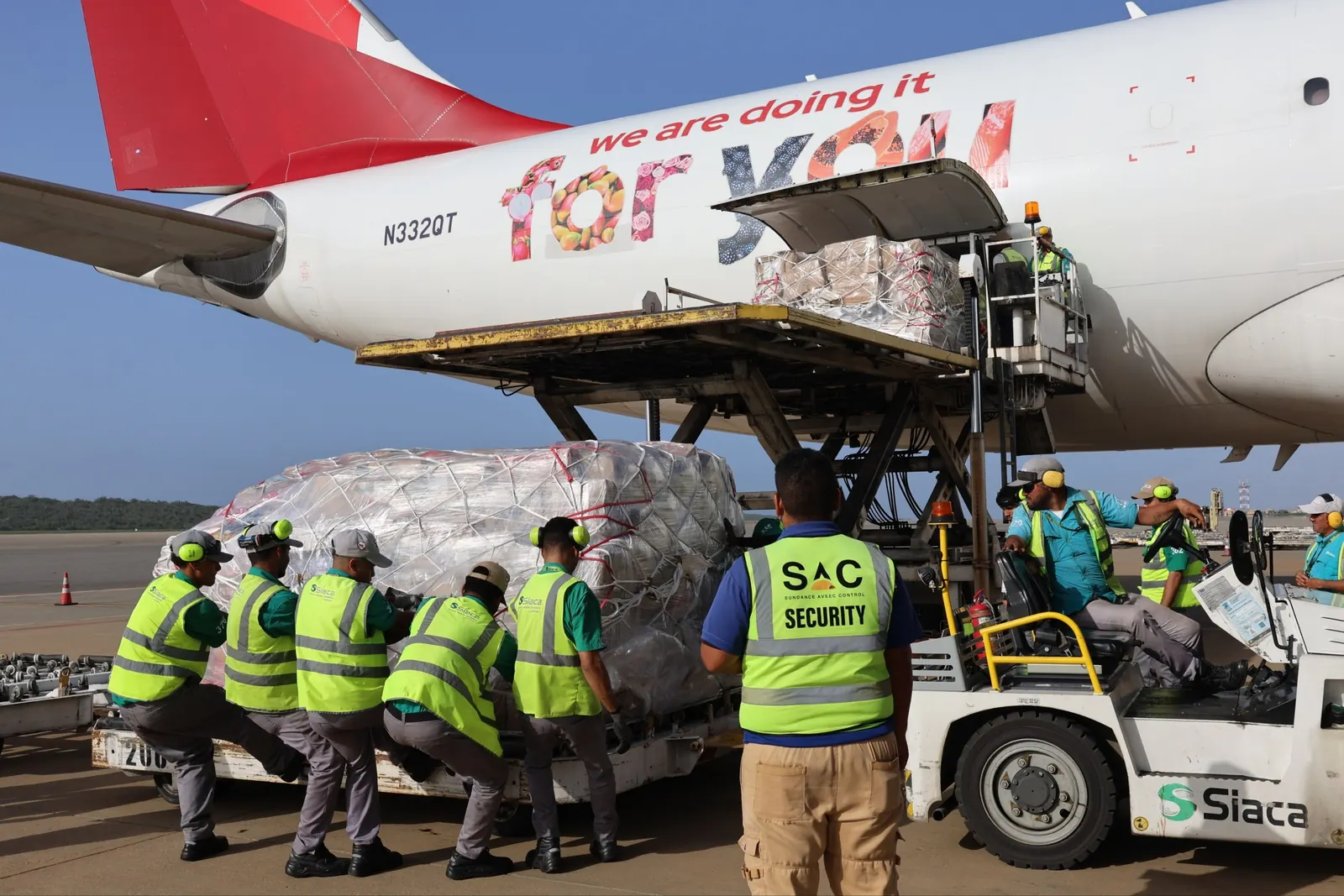 Avión de carga descargando cajas con ayuda humanitaria en el Aeropuerto Internacional Simón Bolívar en La Guaira, Venezuela.