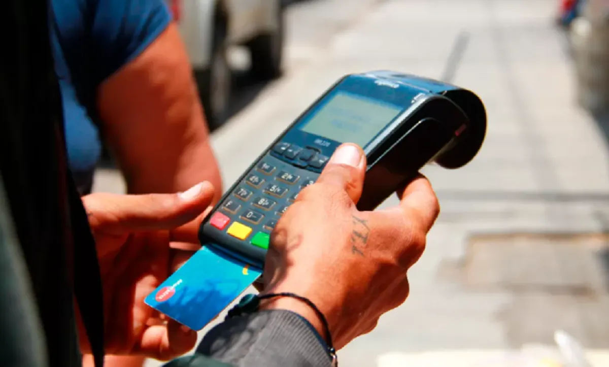 Fachada de un banco en La Guaira con un punto de venta visible.