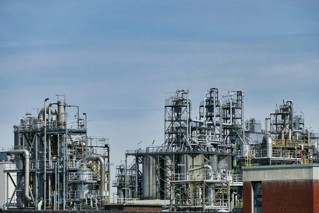 Vista aérea de una refinería de petróleo en Corea del Sur, con tanques de almacenamiento, tuberías y muelles para descarga de crudo