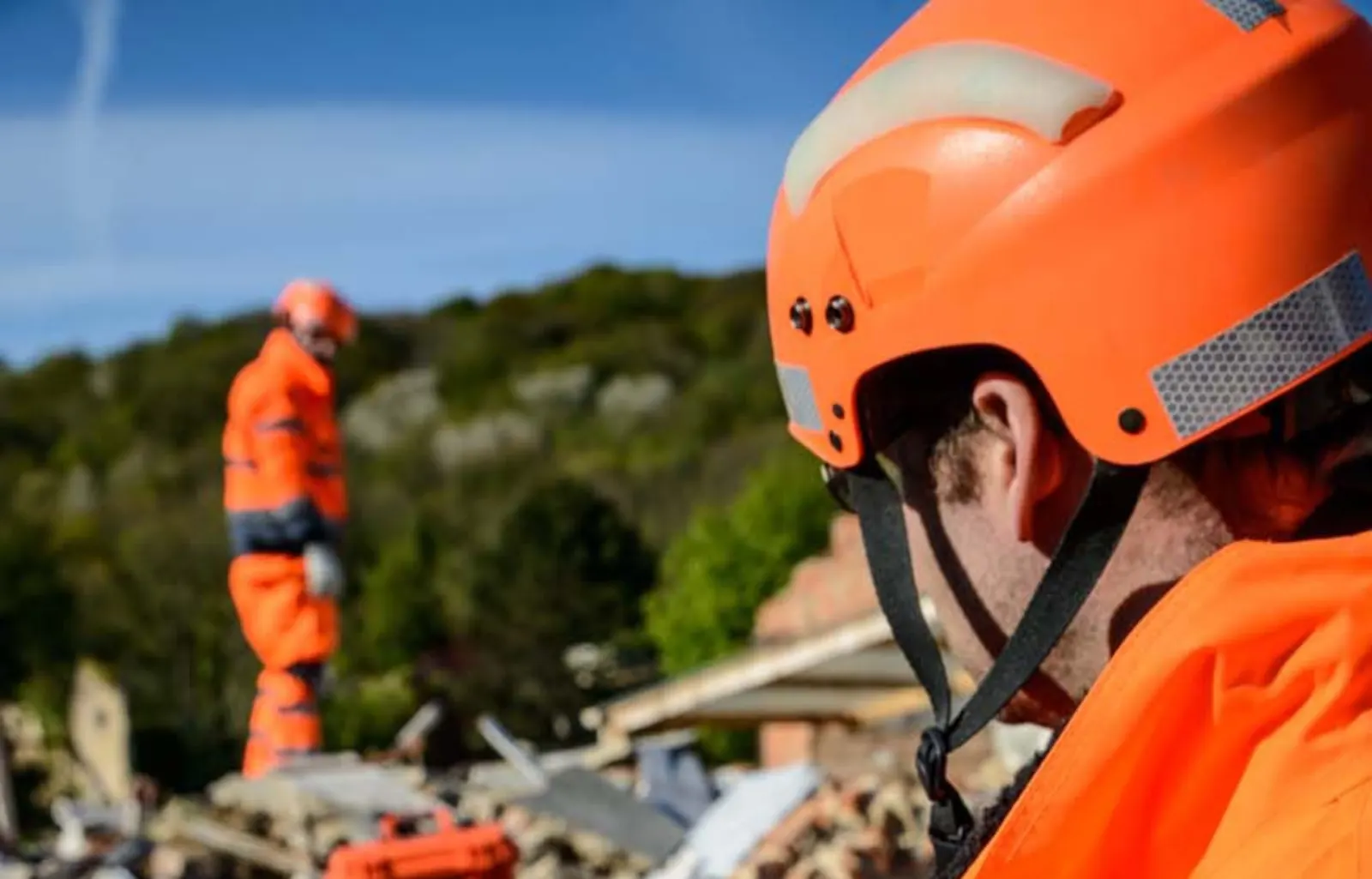 Rescatistas internacionales utilizando equipo especializado, incluyendo sondas robóticas y drones, para buscar sobrevivientes entre los escombros de edificios colapsados en