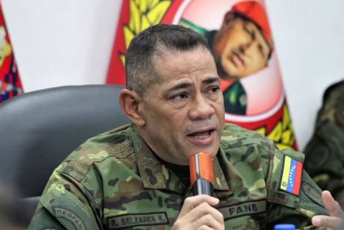 El mayor general Rubén Darío Belzares Escobar durante una ceremonia militar, con uniforme de gala del Ejército Bolivariano.