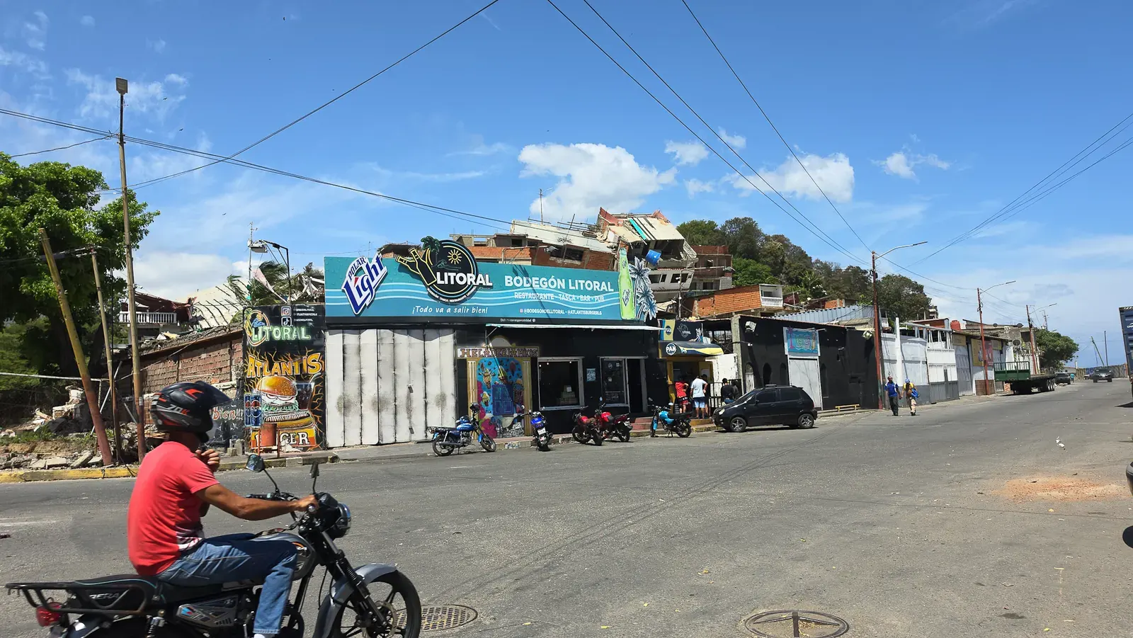 Fachada del Bodegón El Litoral, un comercio en Catia La Mar, Venezuela, que opera tras sufrir daños por un terremoto y un saqueo.
