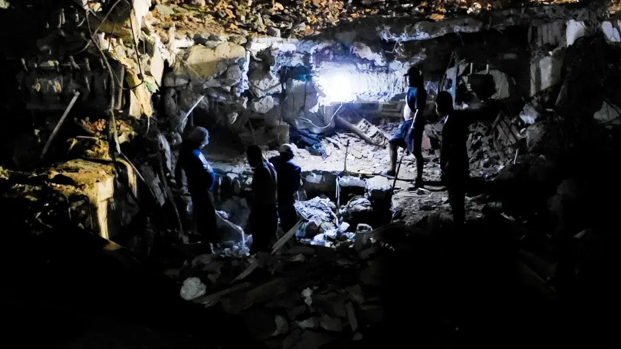 La oscuridad que envuelve a La Guaira tras los sismos del 24 de junio ha traído consigo una nueva tragedia: el miedo a la noche y el azote d