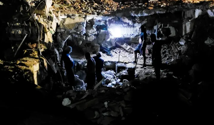 La oscuridad que envuelve a La Guaira tras los sismos del 24 de junio ha traído consigo una nueva tragedia: el miedo a la noche y el azote d