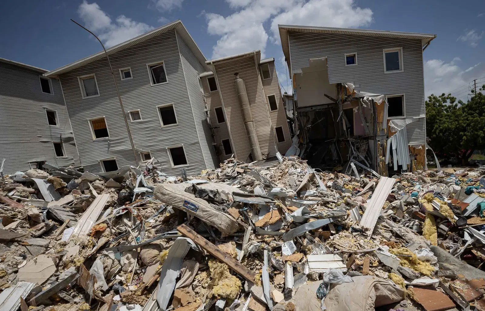 Edificios colapsados y escombros tras el doble terremoto de magnitud 7,2 y 7,5 en el norte de Venezuela, julio 2026