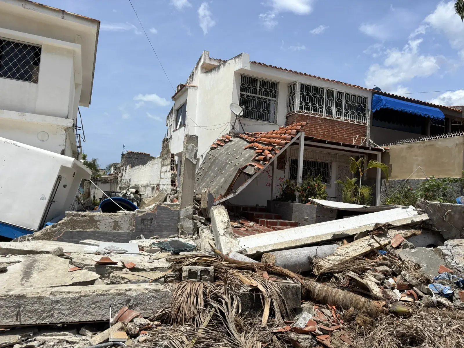 Equipos de rescate buscan sobrevivientes entre los escombros de edificios colapsados en Venezuela después de un terremoto devastador.