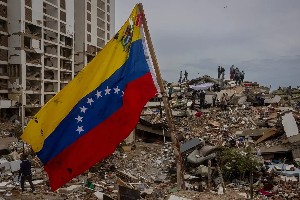 Panelistas discuten durante el foro "Voces para la democracia venezolana" organizado por Transparencia Venezuela.