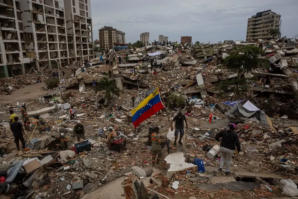 Familiares de víctimas de los terremotos del 24 de junio buscan información en las calles de La Guaira, Venezuela.