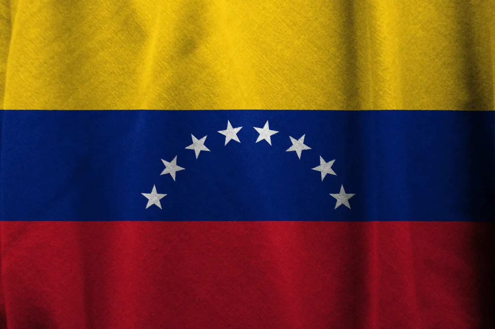 Reflexión sobre la autonomía ciudadana y la democracia en Venezuela, ilustración conceptual con ciudadanos y urnas electorales