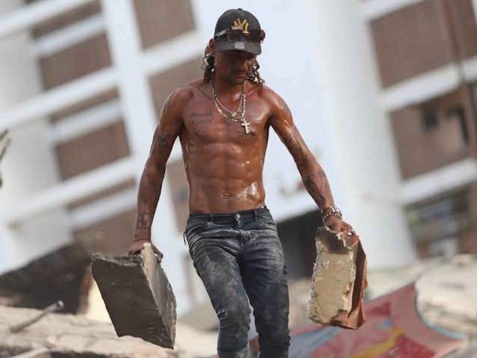 Voluntario Wilmer Cruz, conocido como "El Topo de La Guaira", celebra su liberación en La Guaira, Venezuela.