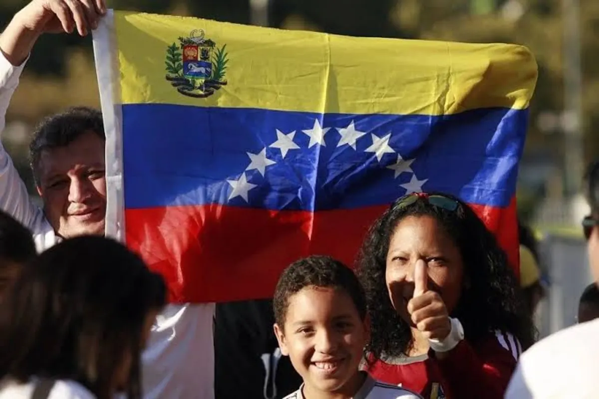 Migrantes venezolanos en el aeropuerto de Santiago de Chile tras los sismos en Venezuela