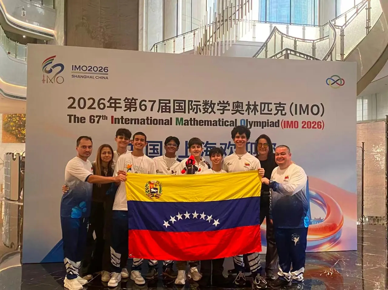 Estudiantes venezolanos posan juntos, representando a su país en la 67ª Olimpiada Internacional de Matemáticas en Shanghái, China.