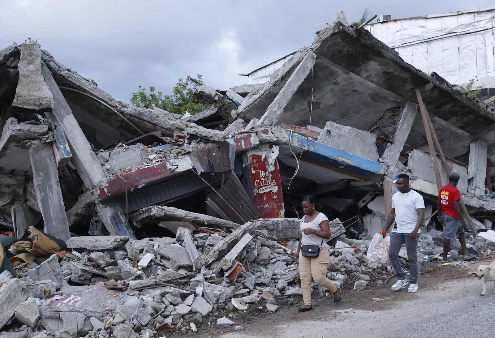 Rescatistas trabajan entre escombros tras el terremoto de magnitud 7,4 en Colombia