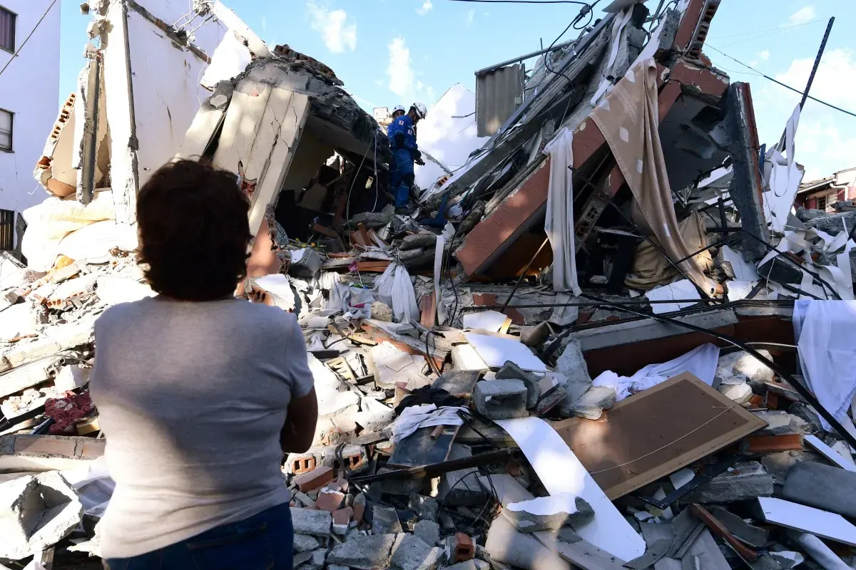 Ciudadanos en una calle de Bogotá tras el sismo registrado en Colombia.