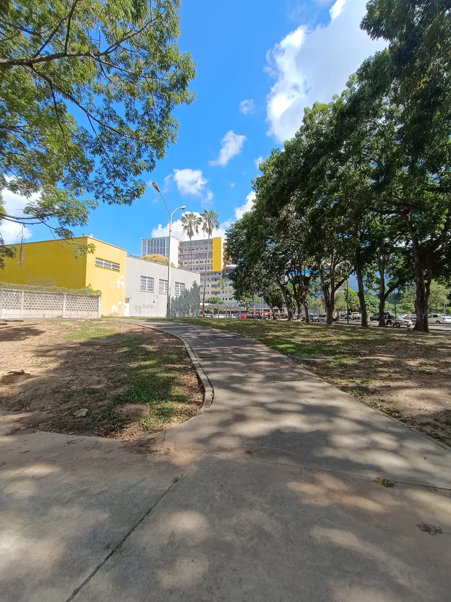 Brigadas comunitarias militares trabajan en la rehabilitación de una escuela pública en Venezuela durante el relanzamiento del programa Bricomiles en agosto de 2026