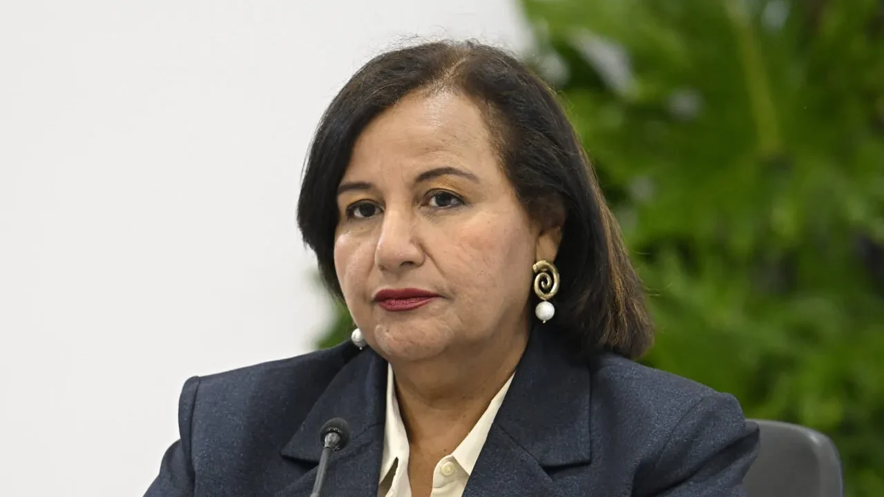 Dinorah Figuera recibe informe de la SIP sobre persecución a medios para discusión en mesa de diálogo