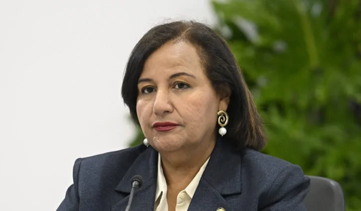 Dinorah Figuera recibe informe de la SIP sobre persecución a medios para discusión en mesa de diálogo