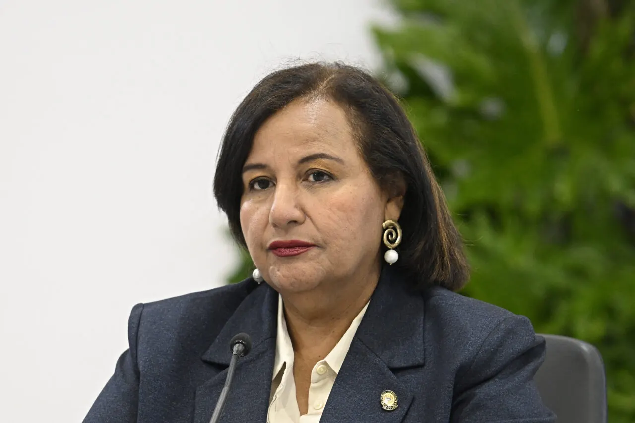 Dinorah Figuera, presidenta de la Asamblea Nacional de 2015, recibe el informe de la SIP sobre persecución a medios en Venezuela de manos de Miguel Henrique Otero en Madrid