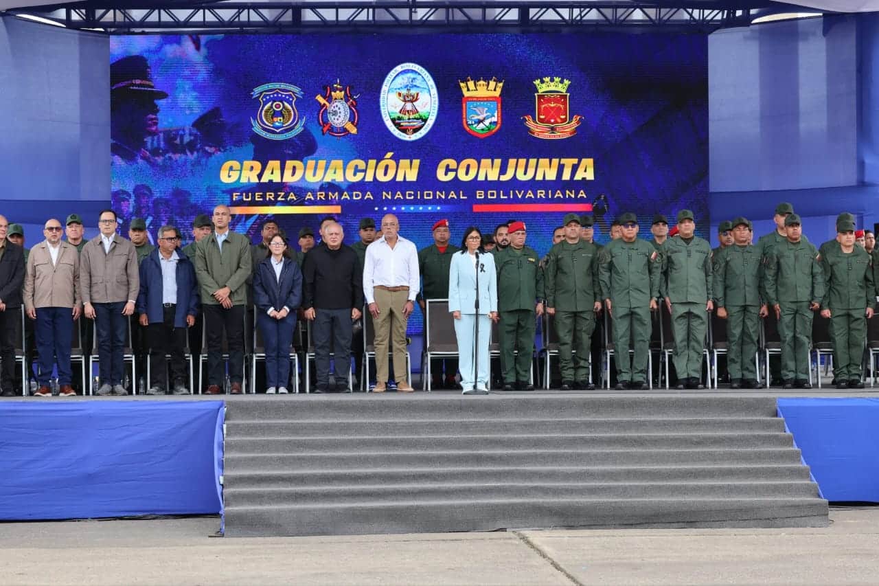 Militares de la FANB en un acto oficial en Caracas, julio de 2026, durante la entrega de sables de honor por parte de la presidenta encargada Delcy Rodríguez.