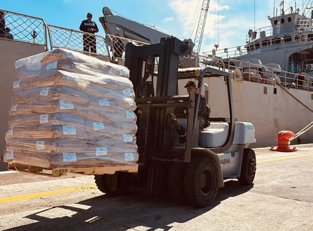 Buque de la Armada de México con ayuda humanitaria para Venezuela en el puerto de Veracruz