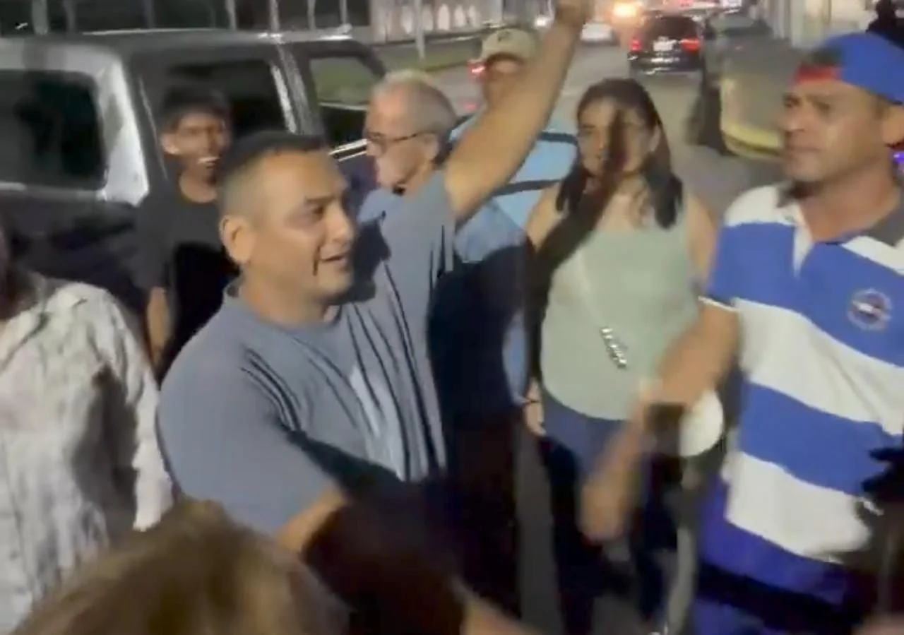 Freddy Peñuela, dirigente de Vente Venezuela, sale del comando de la Policía Nacional Bolivariana en Guanare, estado Portuguesa, luego de su liberación.