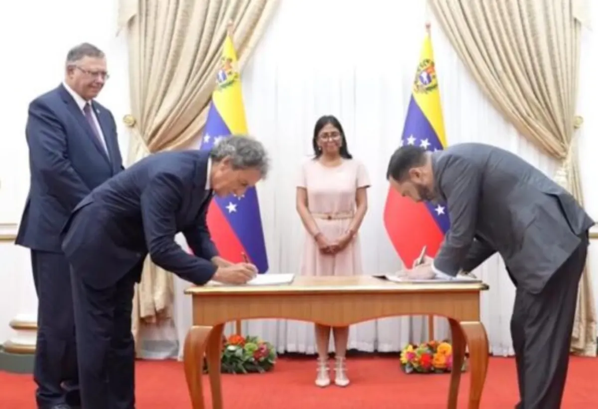 Delcy Rodríguez y directivos de TotalEnergies durante la firma del memorándum en el Palacio de Miraflores, Caracas.