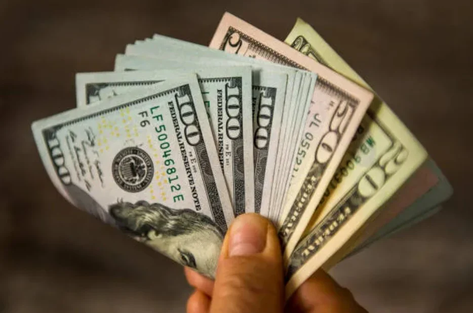 Dólar oficial del BCV sube a 842,20 bolívares y profundiza el rezago del salario mínimo