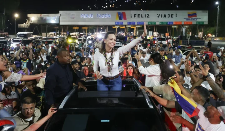 María Corina Machado regresa a Venezuela y es recibida por miles en Caracas tras diez meses en el exilio