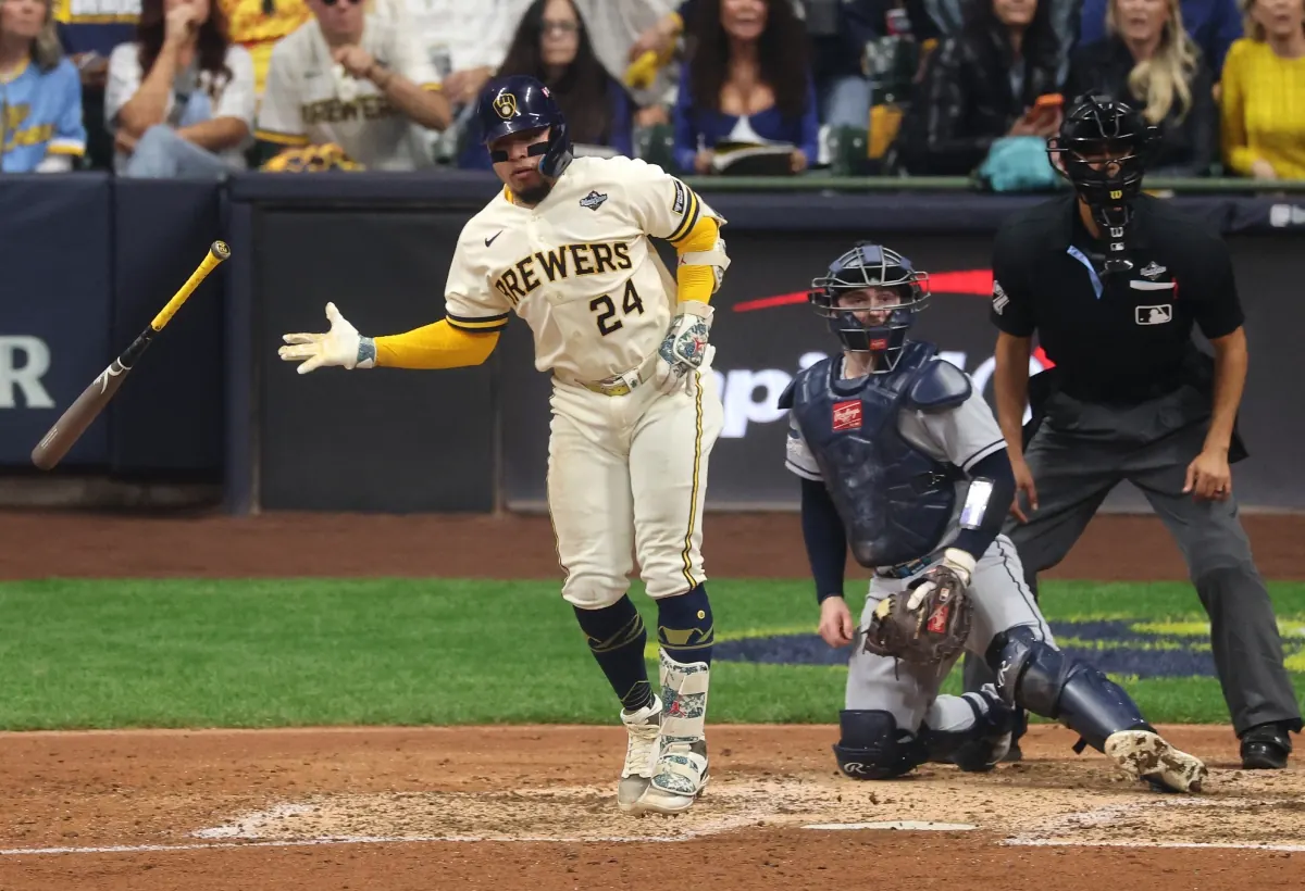 Jackson Chourio y William Contreras celebran en el terreno del American Family Field tras el triunfo de los Cerveceros sobre los Rays en el primer juego de la Serie Mundial 2026