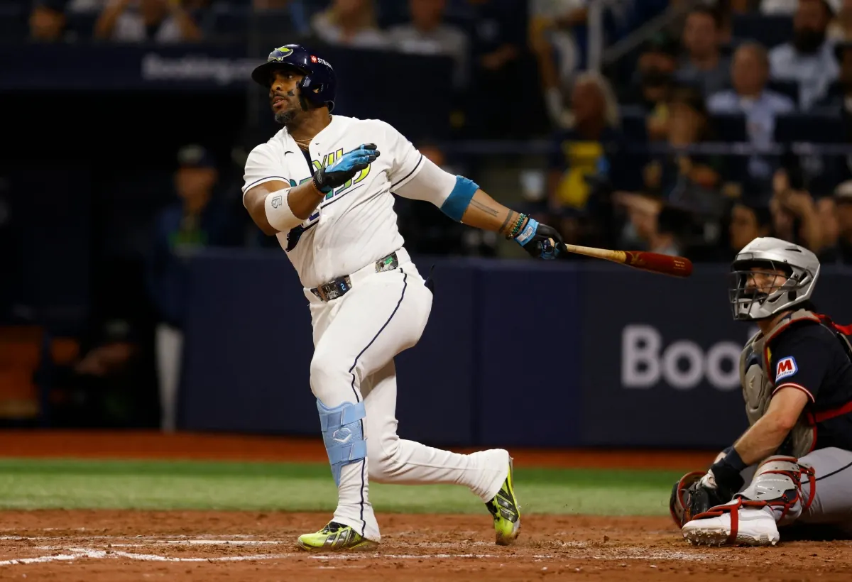 Junior Caminero, de los Tampa Bay Rays, celebra un jonrón decisivo ante los Cleveland Guardians en el juego que clasificó a su equipo a la Serie Mundial 2026.